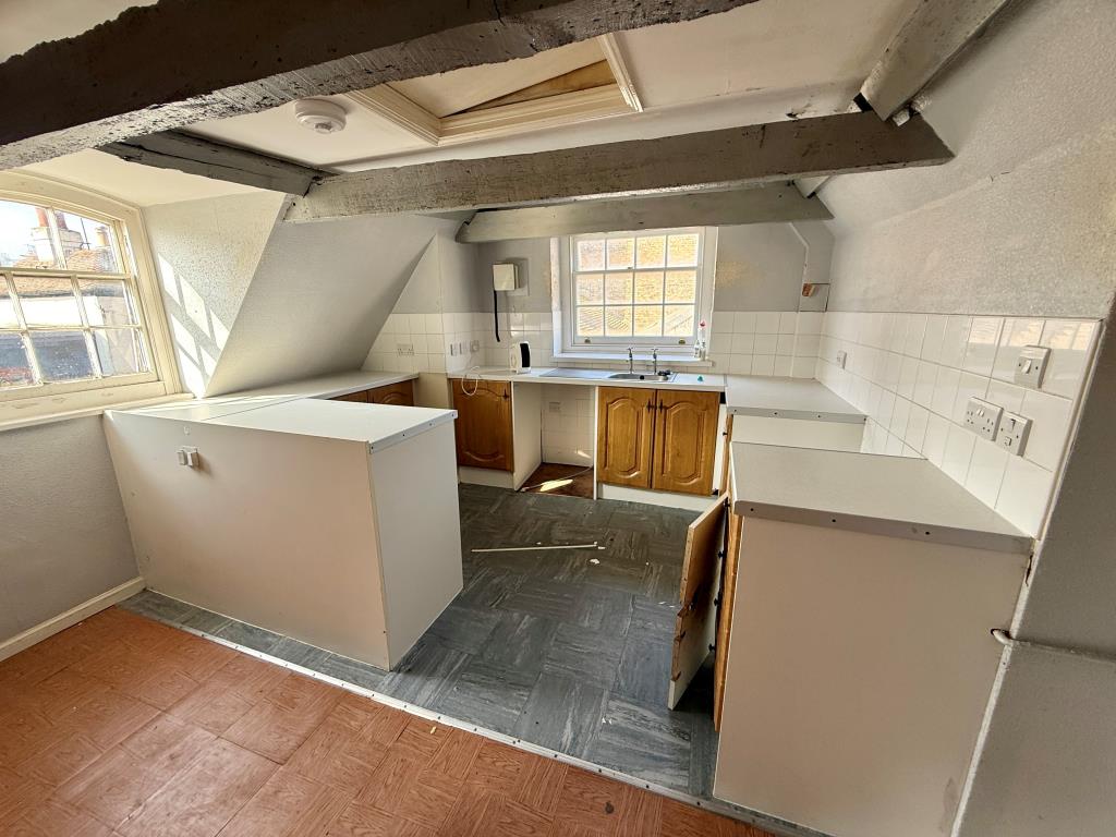 Lot: 161 - TWO-BEDROOM FLAT FOR IMPROVEMENT - Kitchen